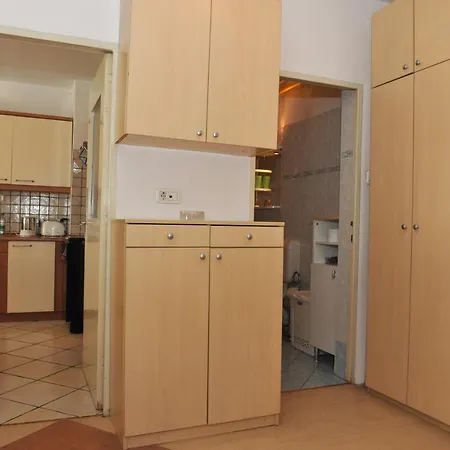 Retro 2Br Apartment Iva Tour As With Balcony And Ac Near Medical Faculty 1,5Km To Ljubljana Center Ljubljana